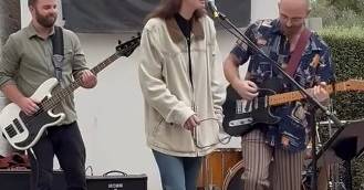 Lana Del Rey sobe ao palco com banda amadora que estava a tocar uma canção sua na rua