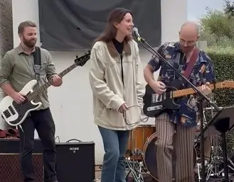 Lana Del Rey sobe ao palco com banda amadora que estava a tocar uma canção sua na rua