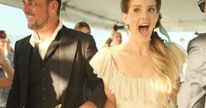 A preto e branco e com a família por perto: Lana Del Rey partilha fotos do seu casamento, um ano depois