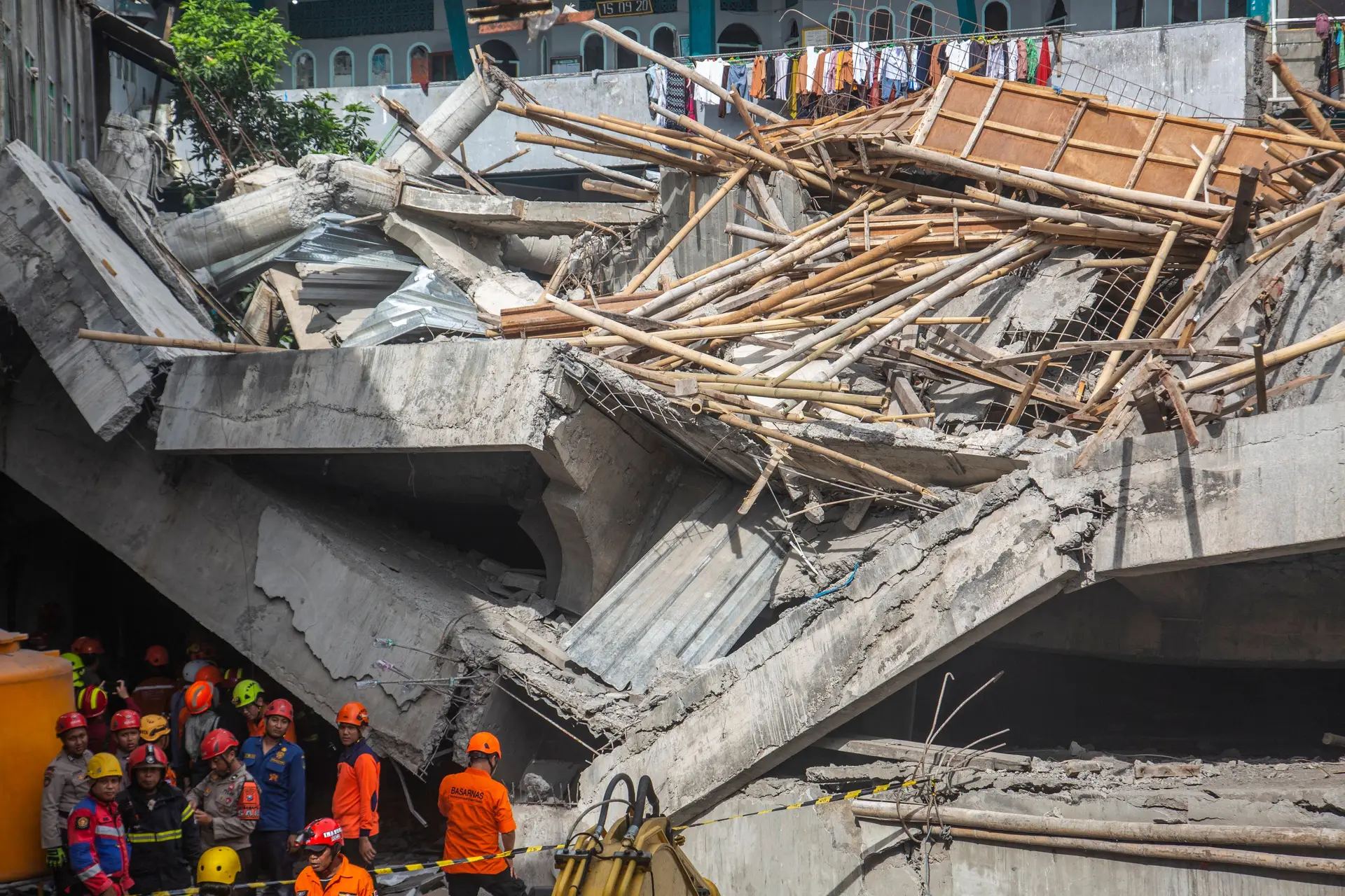 Escola desabou em Sidoarjo, na ilha de Java, Indonésia