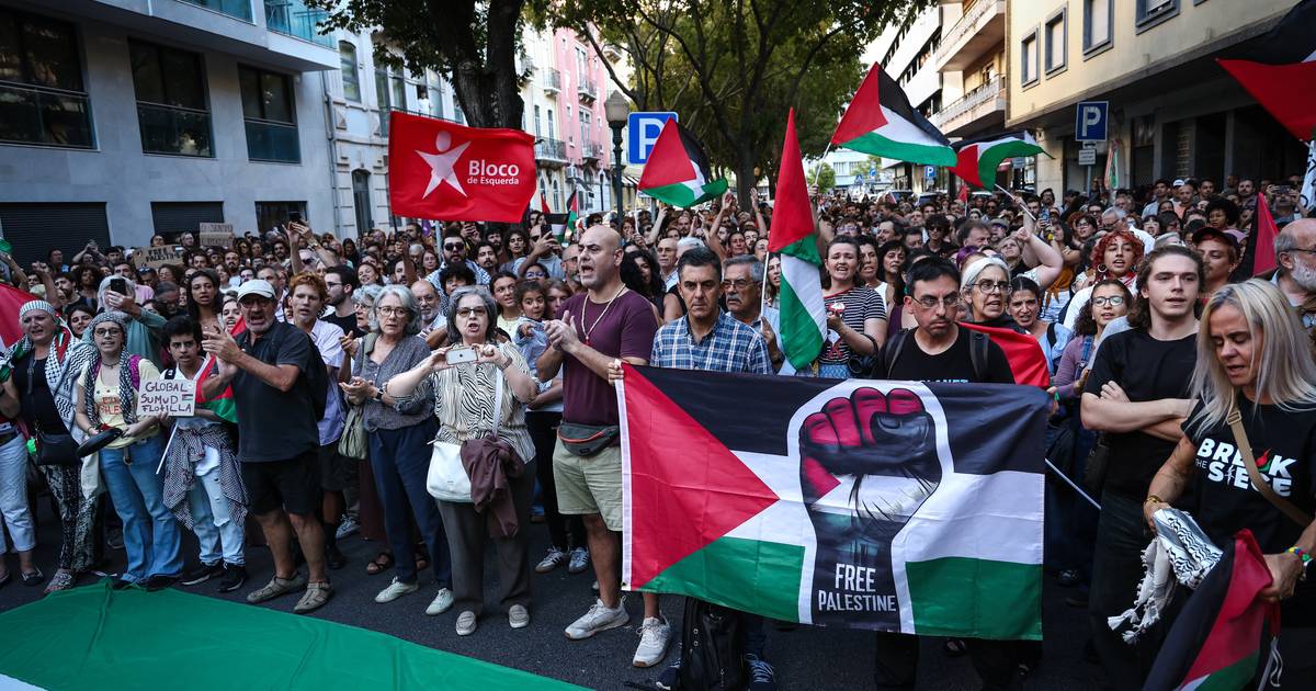 Detenções na flotilha: centenas de pessoas protestam em frente à embaixada de Israel em Lisboa