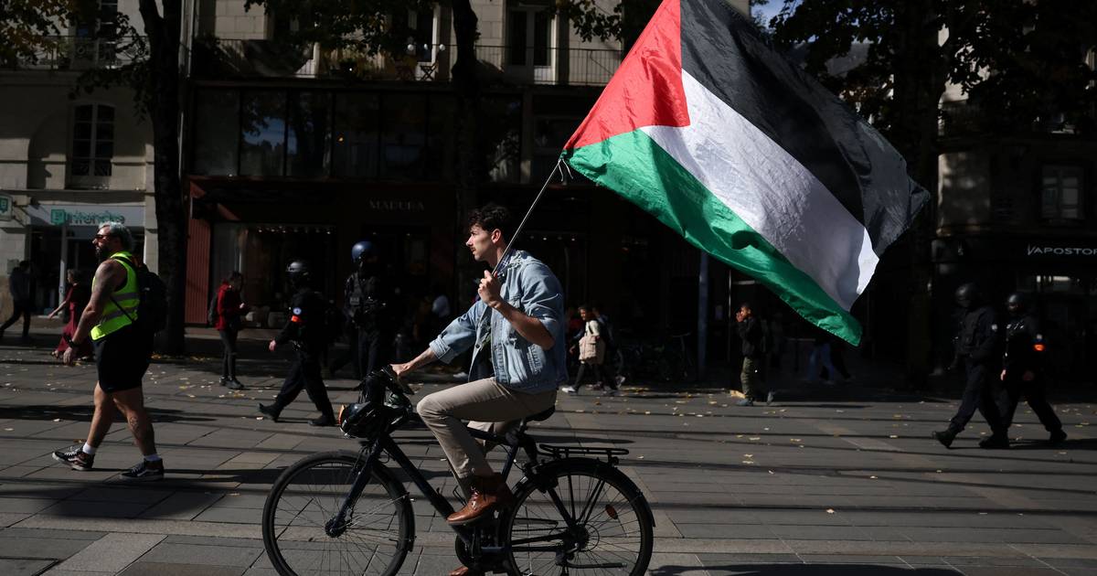 Embaixada da Palestina em Portugal muda placa e hasteia nova bandeira