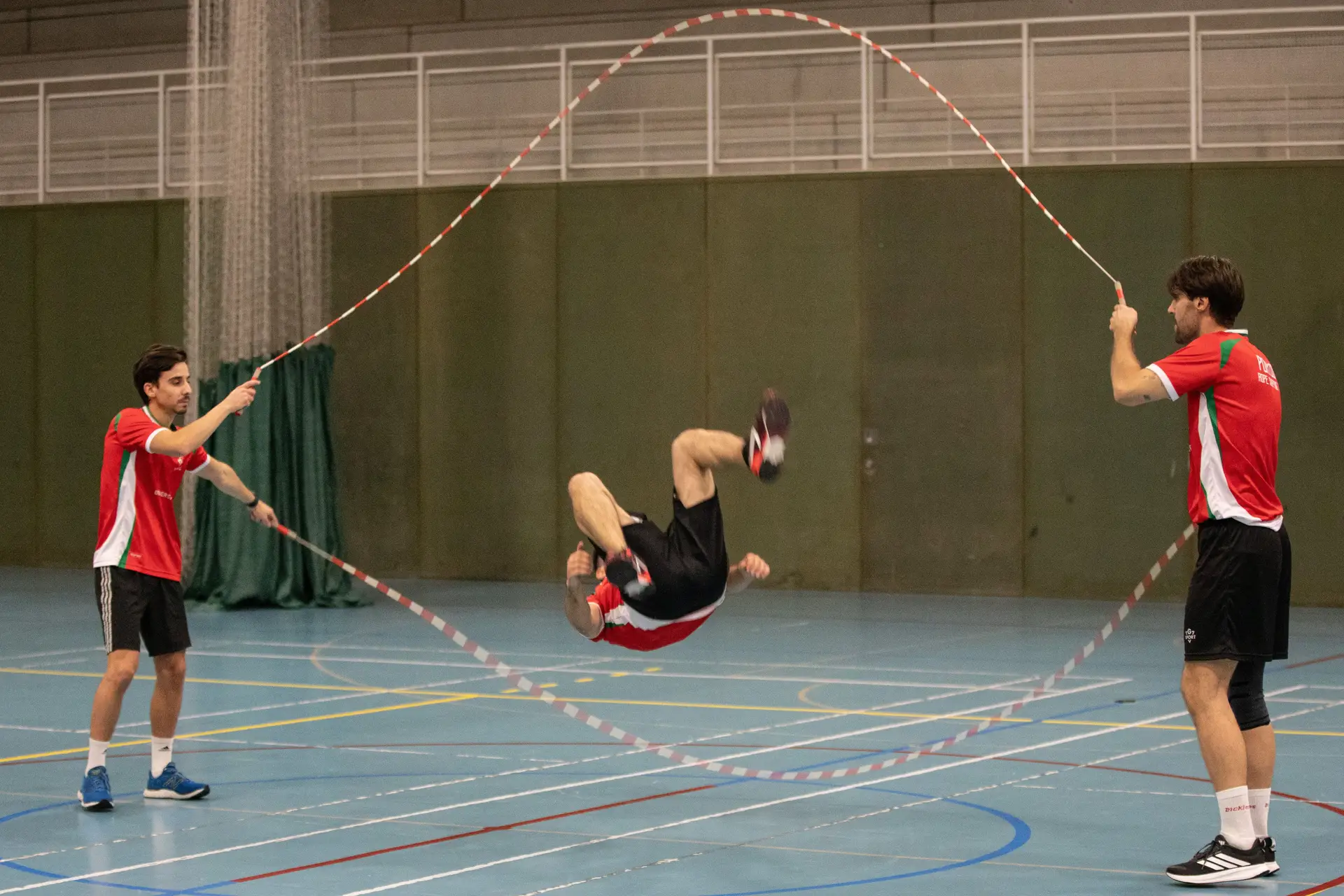 Não é saltar à corda, é rope skipping. E nas Taipas formam-se campeões que vivem de migalhas