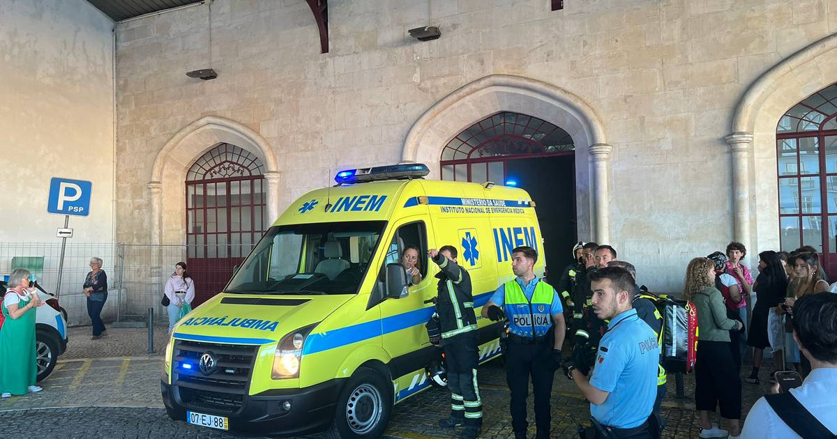 Manifestantes barricados em comboios na estação do Rossio: polícia de choque e ambulância no local