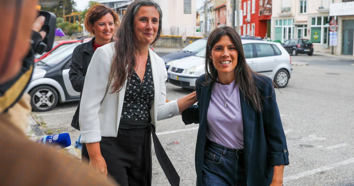 Uma estação vazia, um camião do Chega e o alerta: “As políticas de direita não trazem nada ao país”, avisa Mortágua ao regressar