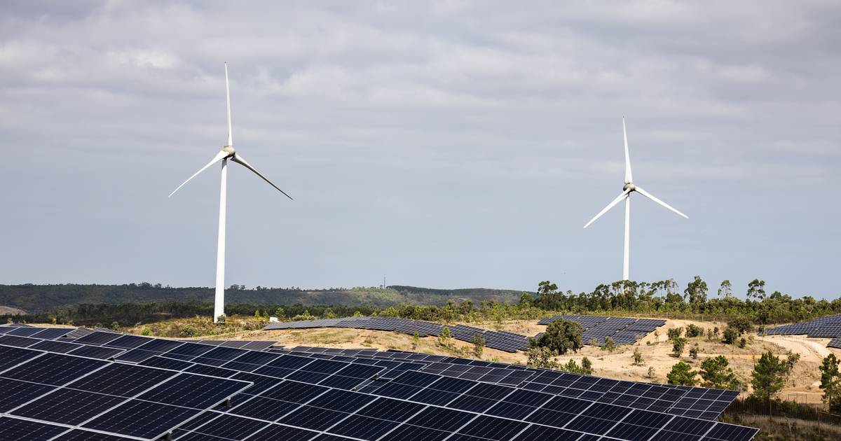A central híbrida eólica e solar da Charneca da Lebres, da EDP, acaba de entrar em produção