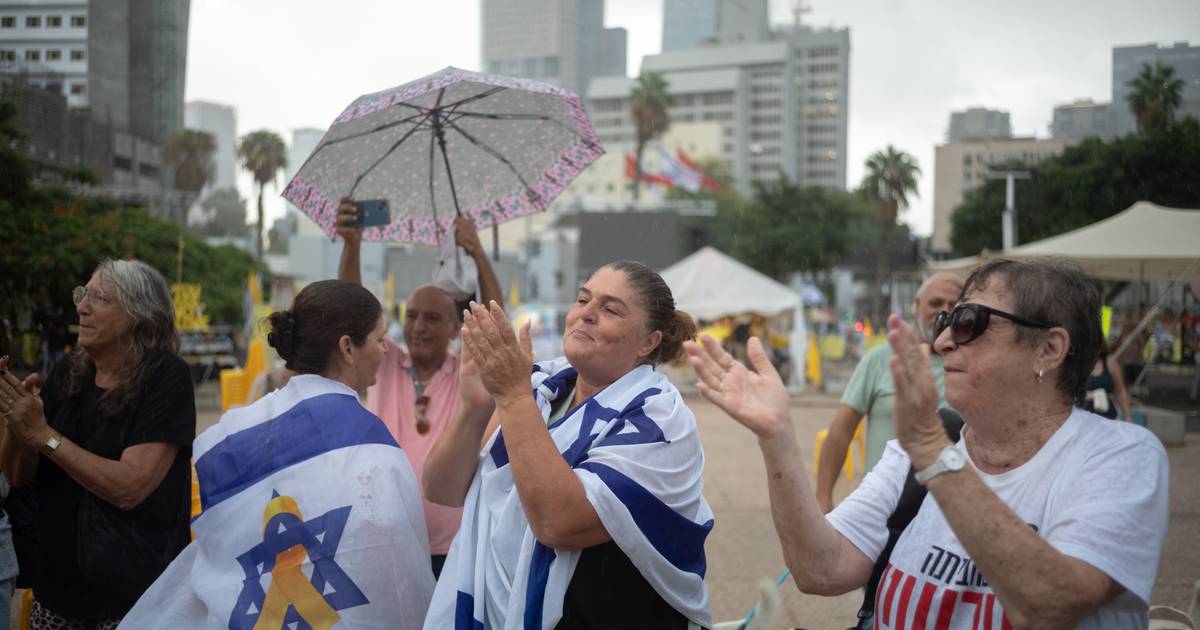 Cruz Vermelha recebeu corpos de mais dois reféns israelitas, Hamas diz que não conseguiu localizar mais ninguém