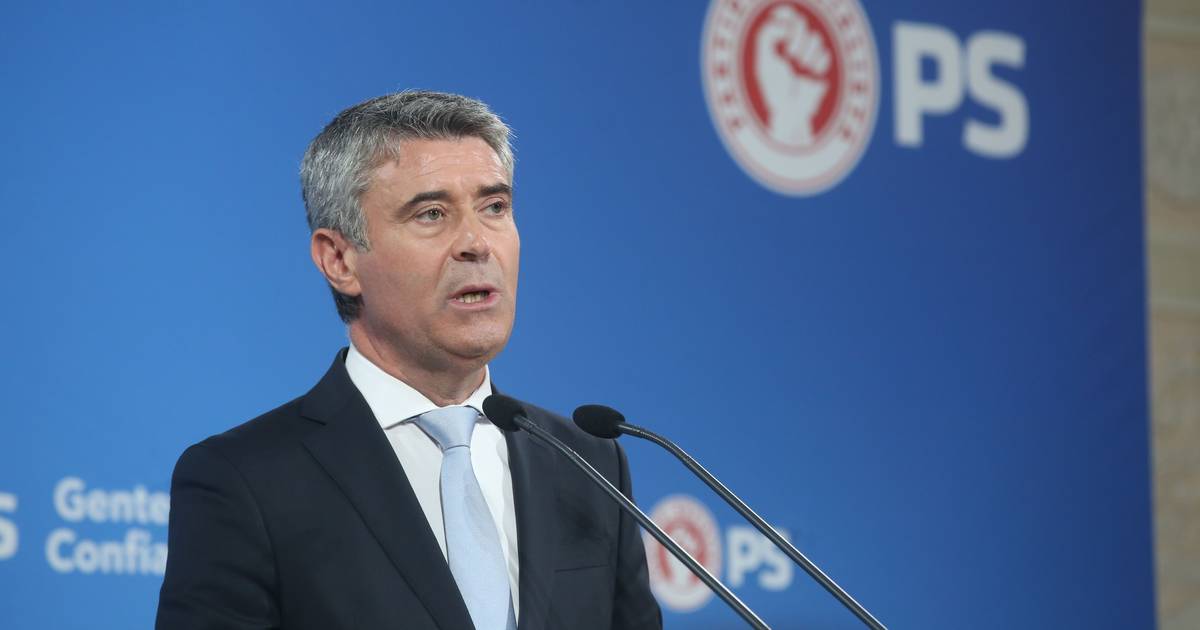 Carneiro apela à intervenção do Ministério Público sobre cartazes de Ventura