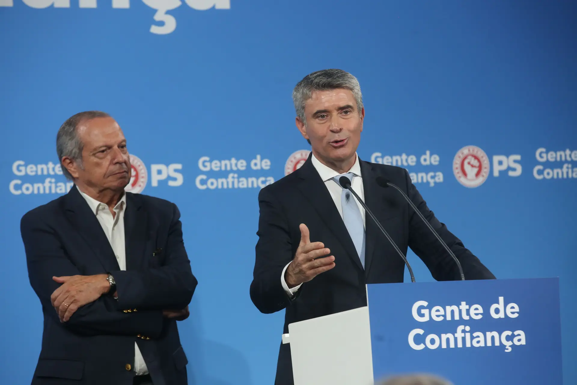 Capitais de distrito dão a Carneiro pretexto para dizer que 