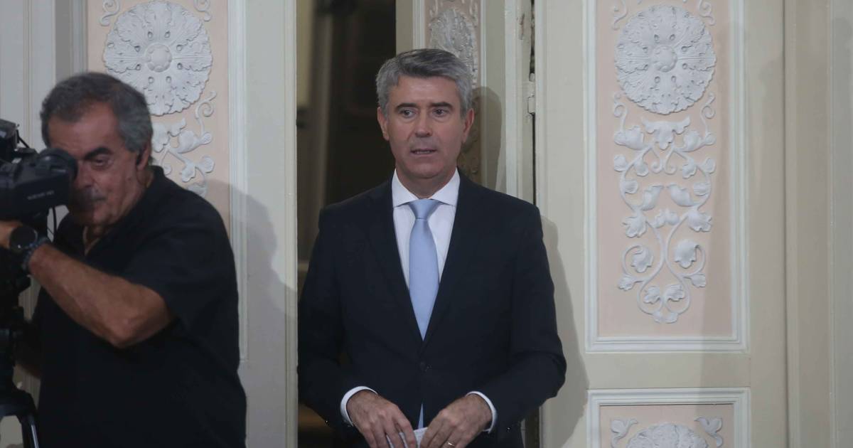 Carneiro critica "falta de humildade democrática" do Governo na concertação social