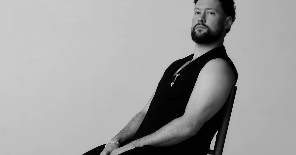 “O Ed Sheeran disse-me: ‘Não se aprende nada com os sucessos, apenas com os fracassos’. Entendi isso quando comecei a aceitar os meus erros”. Calum Scott de regresso a Portugal esta semana