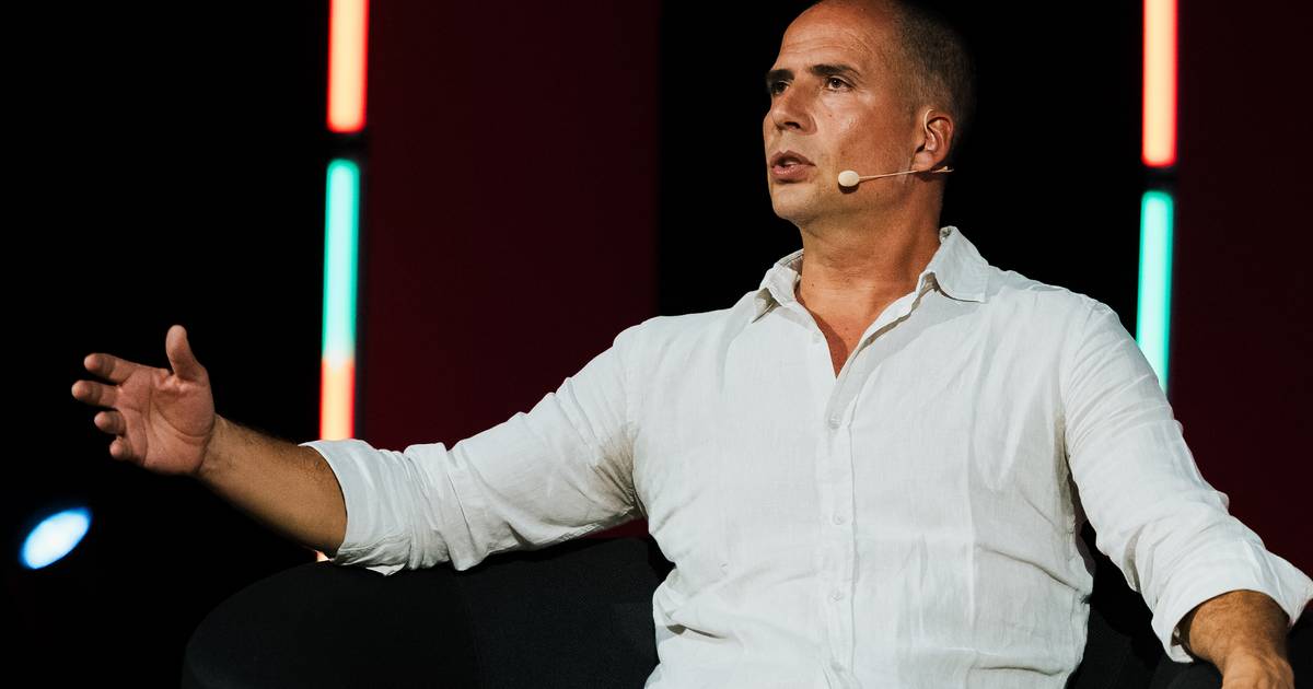 Ricardo Araújo Pereira: “Eu vou à Wikipedia e procuro os artigos menos visitados. Assim adquiro conhecimento que muito poucas outras pessoas têm”