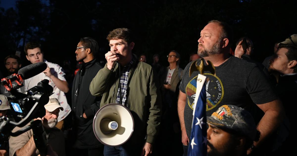 “O movimento MAGA está a tornar-se tão radical que todos começam a soar como eles”: Nick Fuentes e o legado tóxico de Charlie Kirk