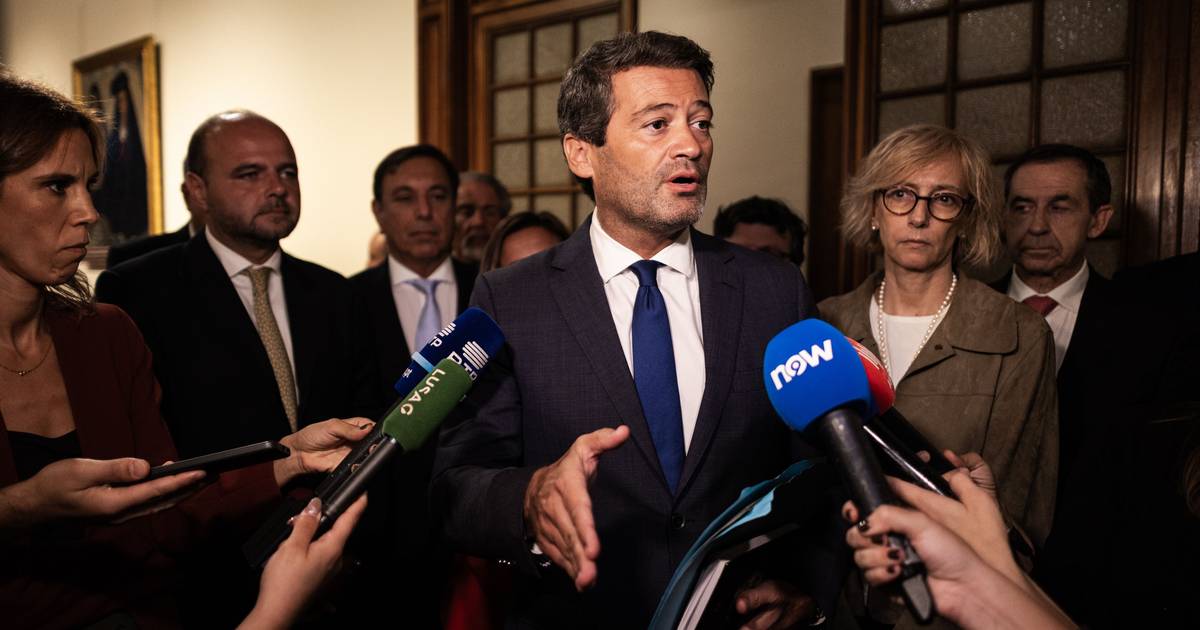 CNE diz que há limites e remete queixas sobre cartazes de Ventura ao Ministério Público