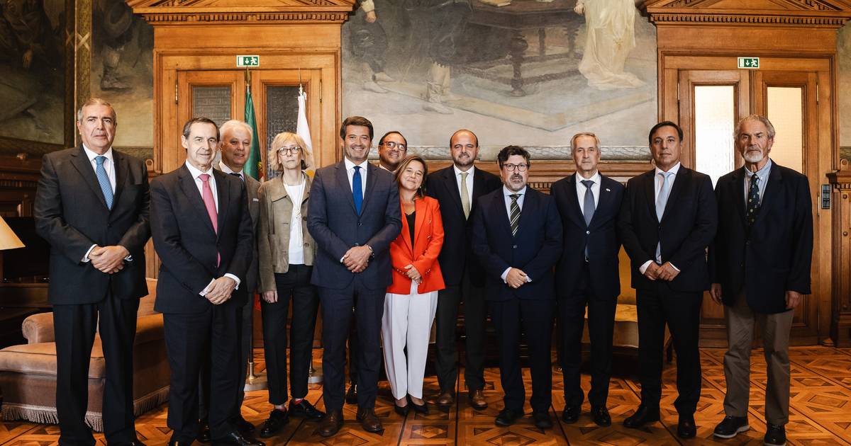 Autárquicas já lá vão, Ventura reúne finalmente governo-sombra no Parlamento