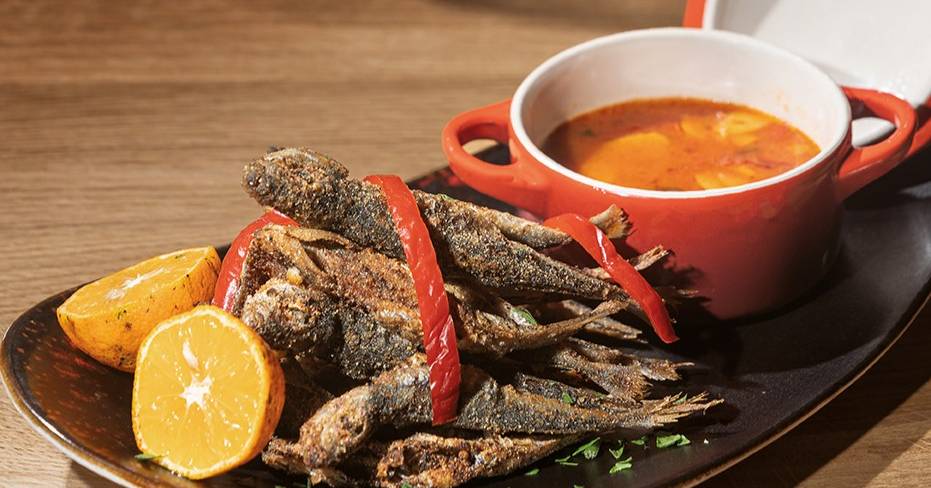 Chicharros fritos com molho vilão, a receita típica dos Açores que é estrela na série "Rabo de Peixe"
