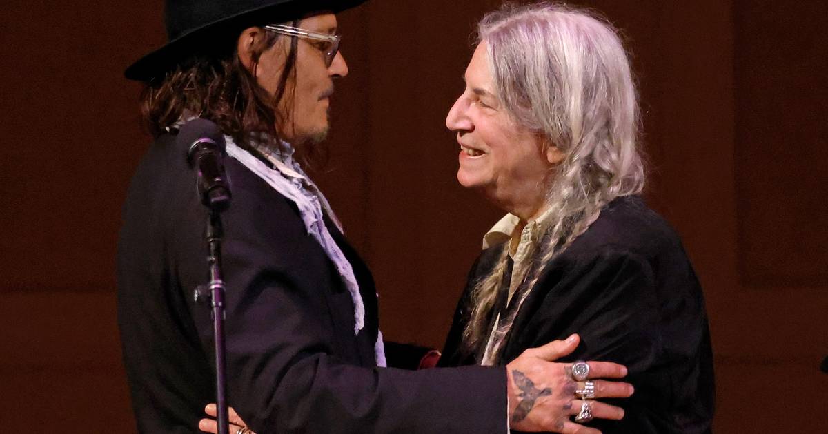 Patti Smith convida Johnny Depp para tocar ‘People Have the Power’ em Londres