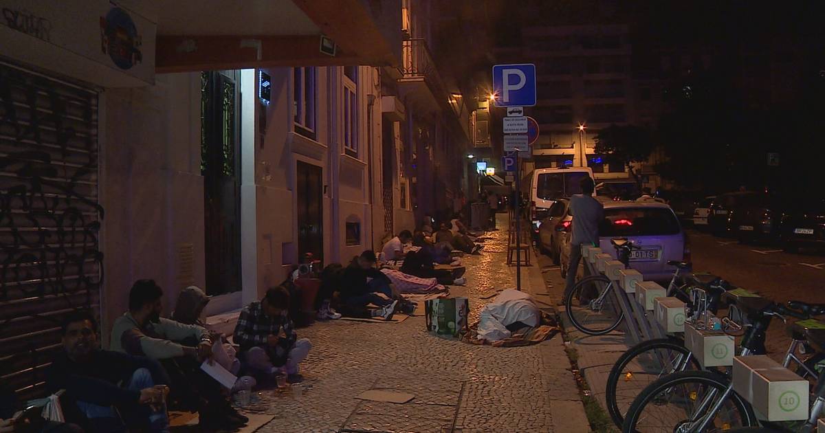 Centenas de pessoas passam a noite junto às instalações da AIMA em Lisboa para renovar visto de residência