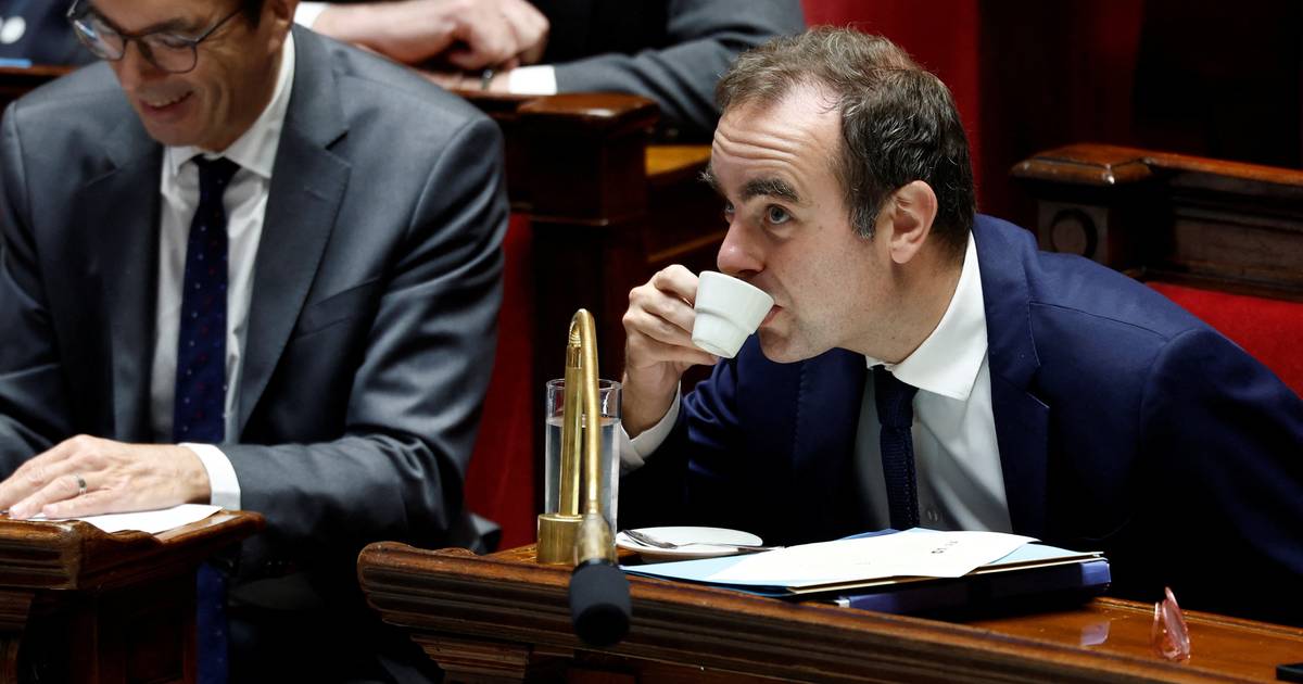 Primeiro-ministro francês sobrevive a duas moções de censura