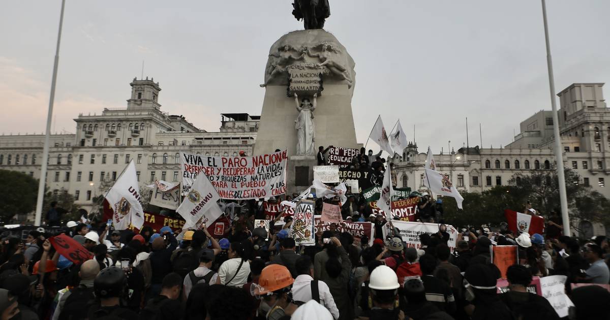 Peru vai declarar estado de emergência em Lima após manifestações com um morto e centenas de feridos
