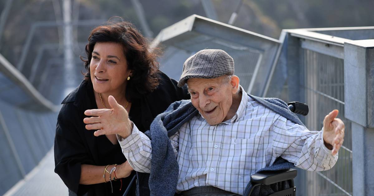 Aos 104 anos, Manuel cumpre desejo de aniversário e faz a ponte suspensa de Arouca em cadeira de rodas e andarilho