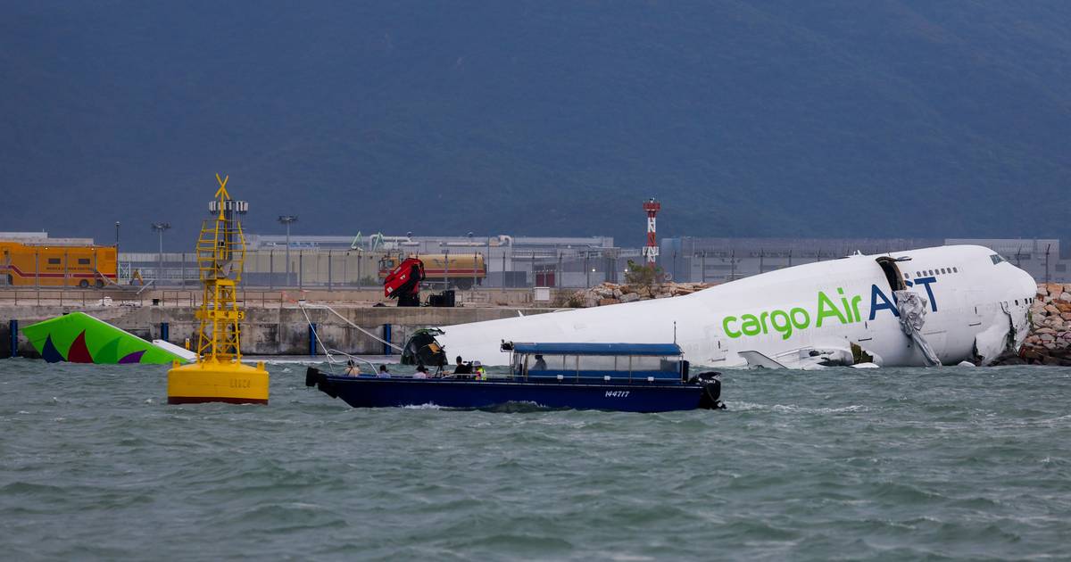 Duas pessoas morreram após avião de carga derrapar na pista do aeroporto de Hong Kong