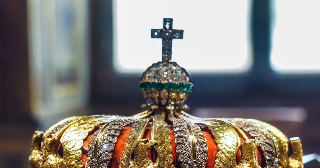 Coroa, brincos, pregadeiras: as oito peças que foram roubadas do Museu do Louvre