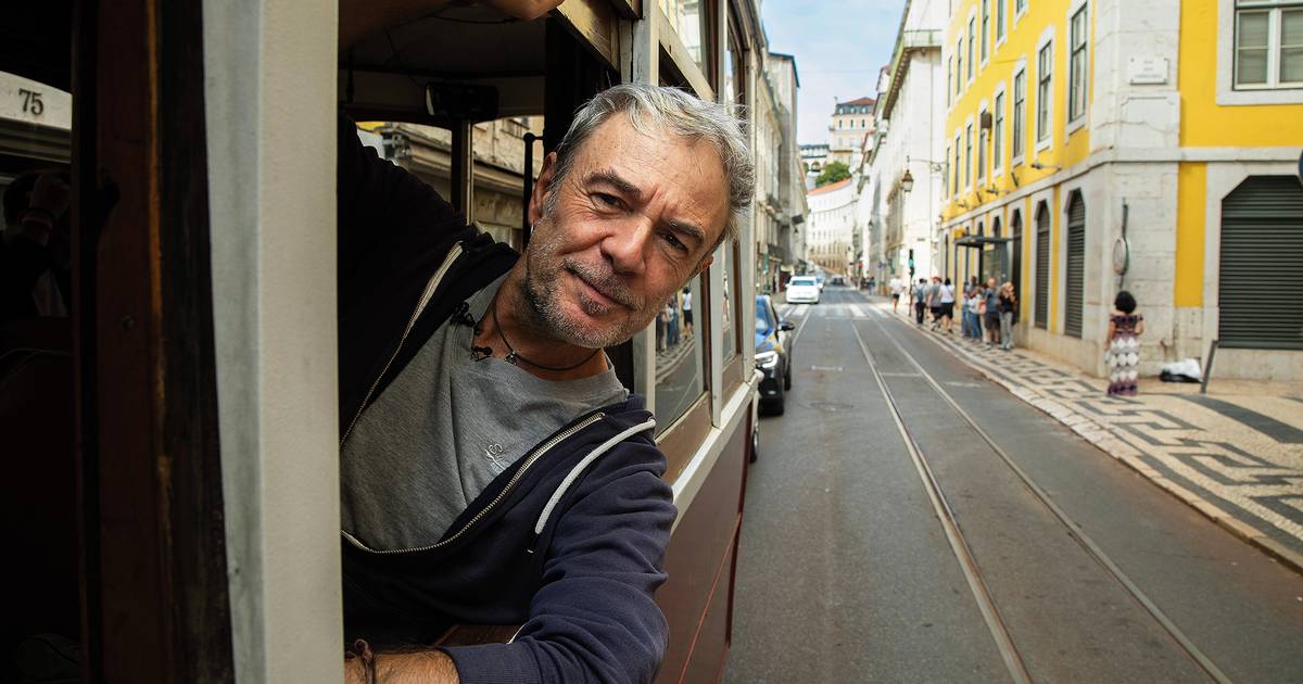 Autores de Astérix e Obélix passearam por Lisboa: andaram de elétrico e comeram pastéis de nata