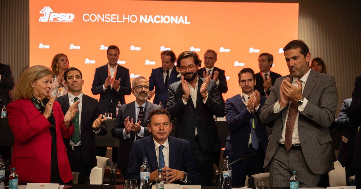 Montenegro antecipa diretas no PSD e desafia Passos Coelho