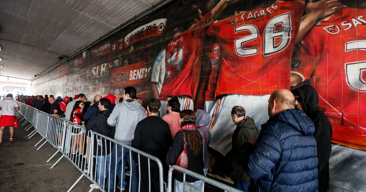 O êxodo encarnado bateu o recorde de afluência do Benfica a sete horas do fecho das urnas. A cinco, pulverizou o recorde mundial O êxodo encarnado bateu o recorde de afluência do Benfica a sete horas do fecho das urnas. A cinco, pulverizou o recorde mundial