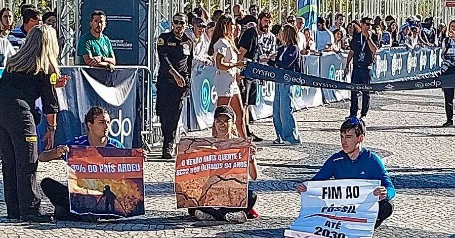 Ativistas do Climáximo manifestaram-se junto à meta da Meia Maratona da EDP em protesto contra os combustíveis fósseis