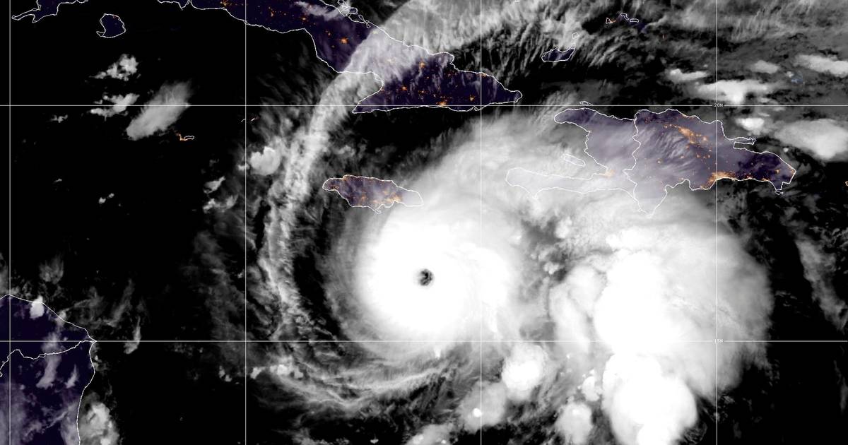 Furacão Melissa atinge categoria 5: ventos devastadores, tempestades e inundações catastróficas vão piorar na Jamaica