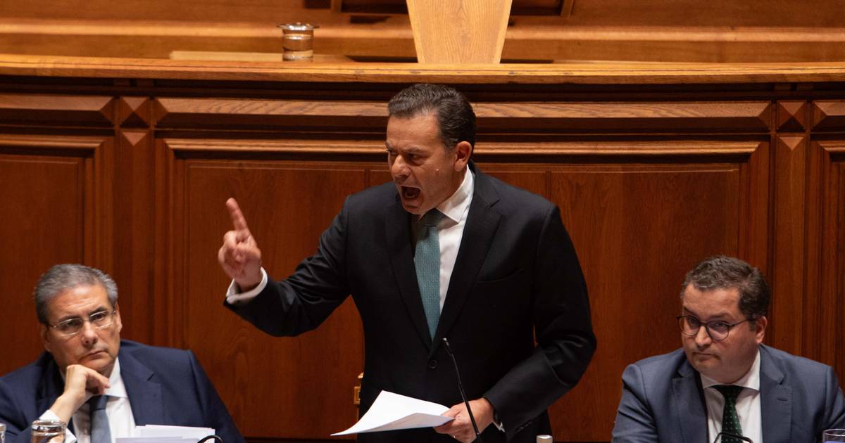 Montenegro volta a agitar fantasma de coligação negativa Chega/PS sobre pensões e responde aos “salazares” de Ventura