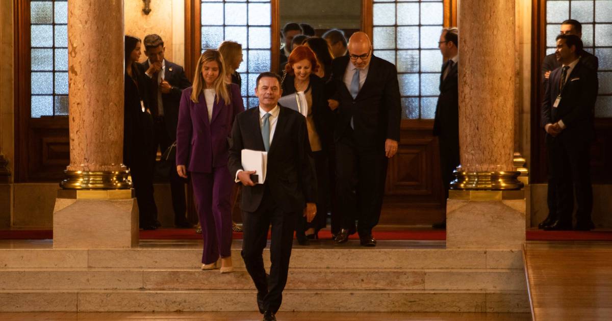 Tempestades, demissão e apoios: Montenegro responde hoje à oposição