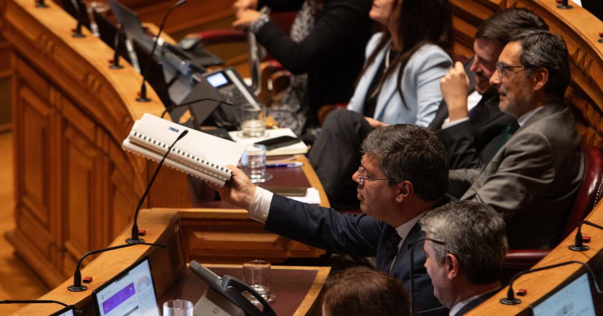 PS atira contra Ventura casos de polícia do Chega:  "Roubo, extorsão, assalto a caixa de esmolas, prostituição de menores"