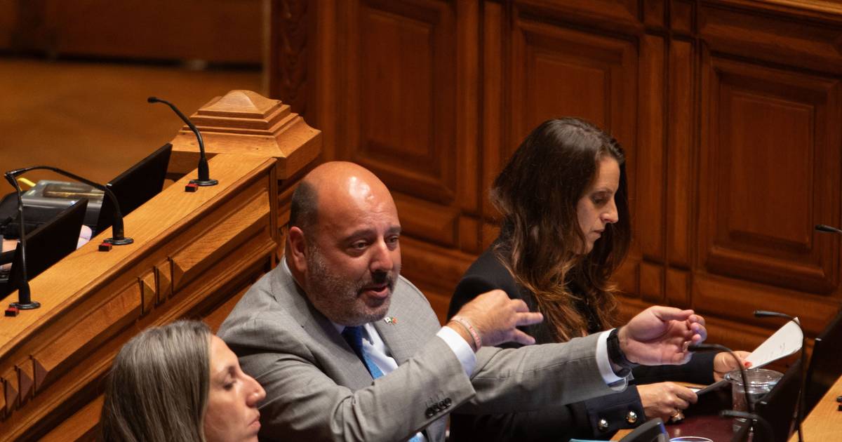 Insultos e ameaças em voo com deputados do Chega: Pedro Pinto é alvo de queixa