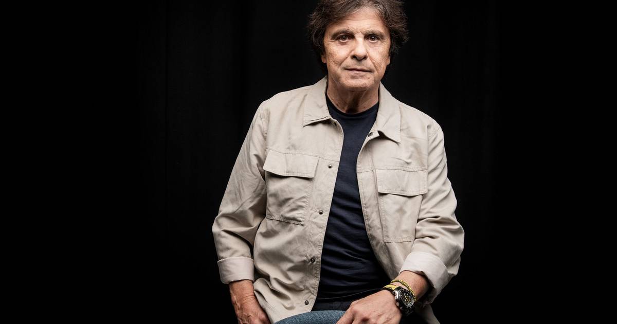 Luís Represas (1956-2026): recorde na íntegra o concerto que o músico deu na redação do Expresso em 2024, com 'Feiticeira' e '125 Azul'
