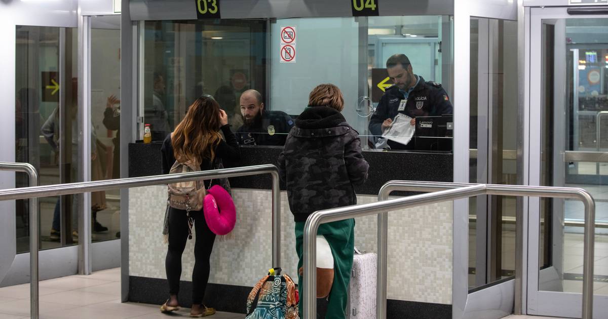 At least five Guinean students held at Lisbon airport in "inhumane conditions", association reports