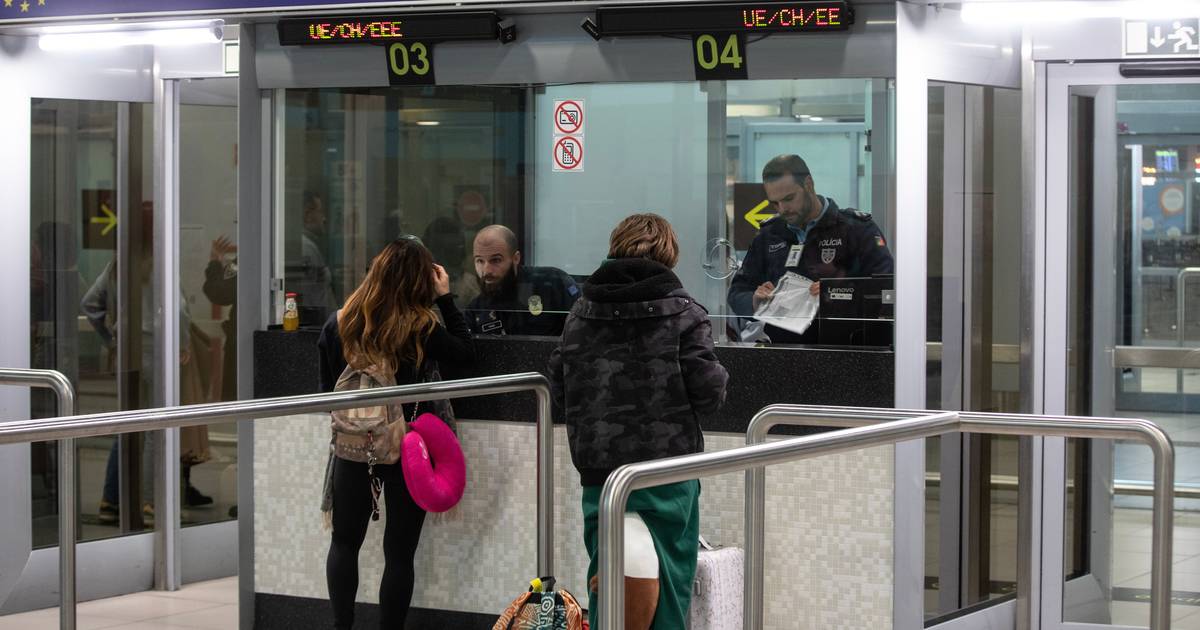 Sistema de controlo de fronteiras poderá ser suspenso no Natal para evitar filas nos aeroportos