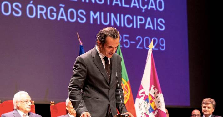 Deputado municipal do PS preso por roubo na rua. Mulher foi ameaçada com faca e ficou sem a mala