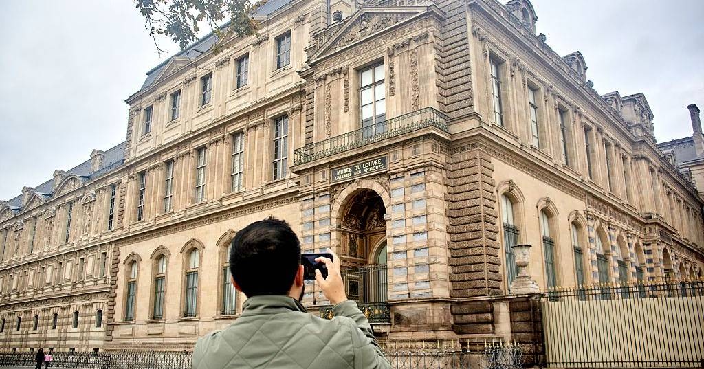 Louvre reforça a segurança com mais de 100 câmaras de videovigilância até 2026