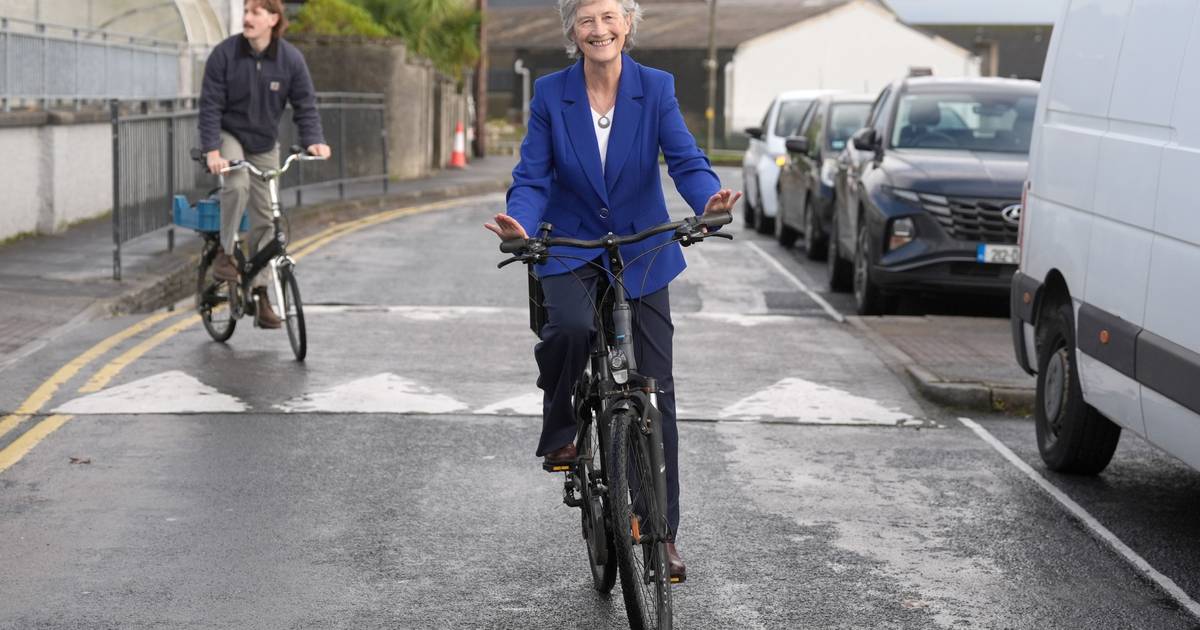 É crítica de Israel e da NATO e “adoraria ver uma Irlanda unida”: conheça Catherine Connolly, que hoje tomou posse como Presidente irlandesa