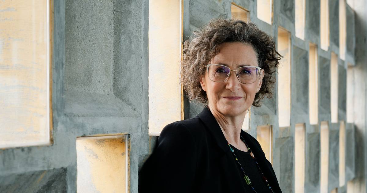 Luísa Cruz: “Tínhamos de ouvir baixinho a rádio BBC. Bastava um vizinho saber que estávamos a ouvir um canal estrangeiro e podiam denunciar-nos”