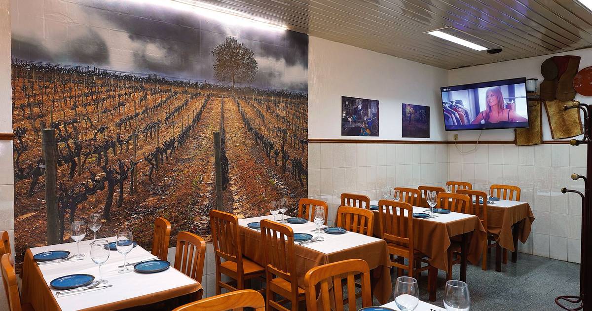 Na Cova da Piedade há uma mesa de bairro com mundos