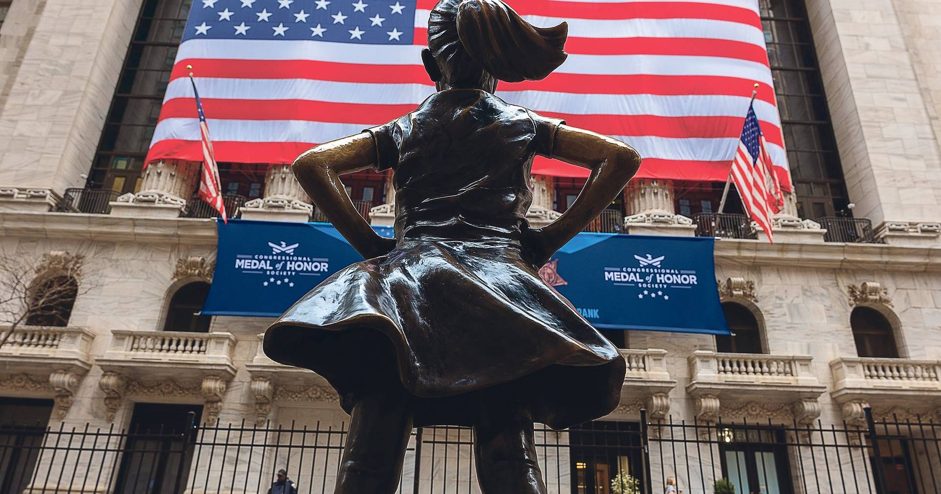 Salários dos banqueiros continuam a galopar: seis líderes de Wall Street encaixam 250 milhões num ano Salários dos banqueiros continuam a galopar: seis líderes de Wall Street encaixam 250 milhões num ano