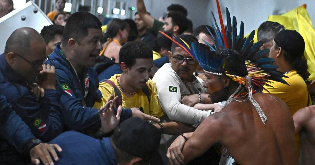 Ativistas climáticos invadem área restrita da COP30, equipa de segurança expulsou manifestantes