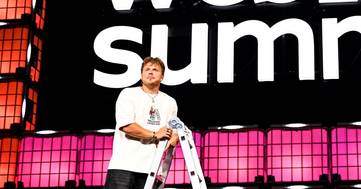 “The Career Ladder”, o fenómeno viral das redes que veio a Lisboa mostrar uma “visão positiva das coisas que se podem fazer com a vida”