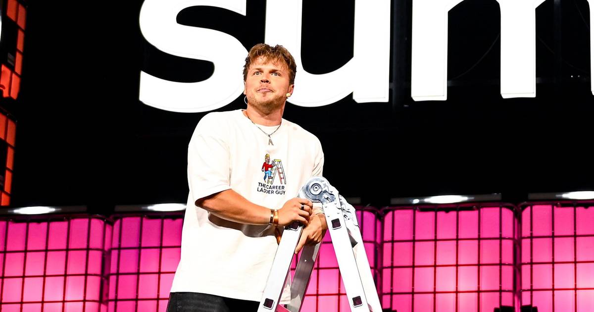 “The Career Ladder”: o fenómeno viral das redes veio a Lisboa mostrar uma “visão positiva das coisas que se podem fazer com a vida”