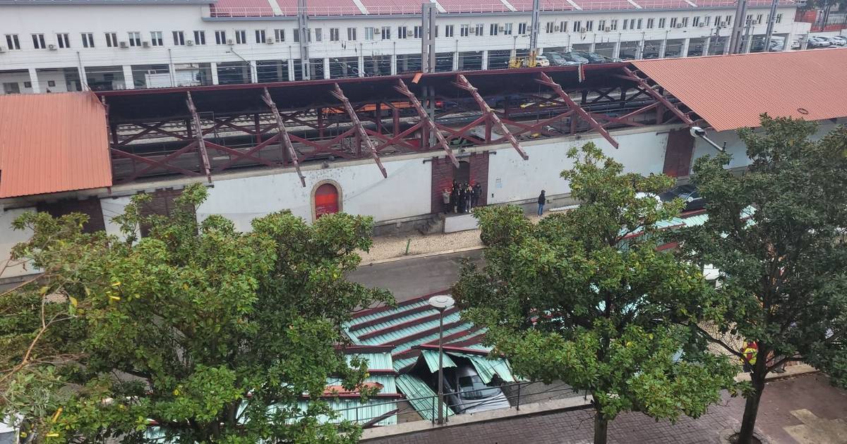 Parte do telhado da estação de Santa Apolónia foi arrancada pelo vento, há danos em viaturas que estavam estacionadas