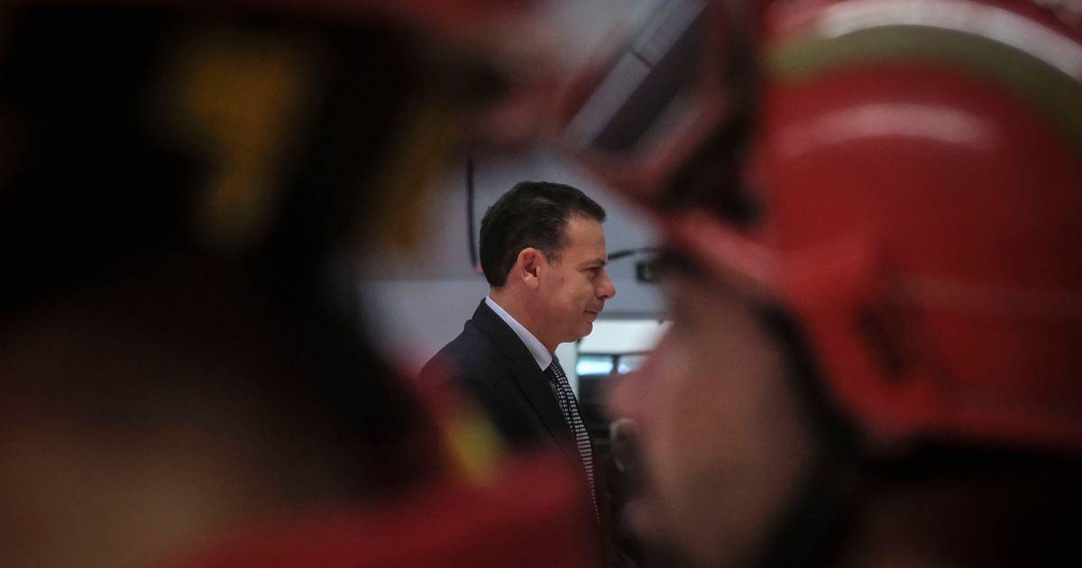 Montenegro anuncia comando operacional para bombeiros na reorganização da proteção civil